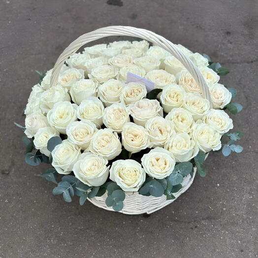 Корзина из пионовидных роз 